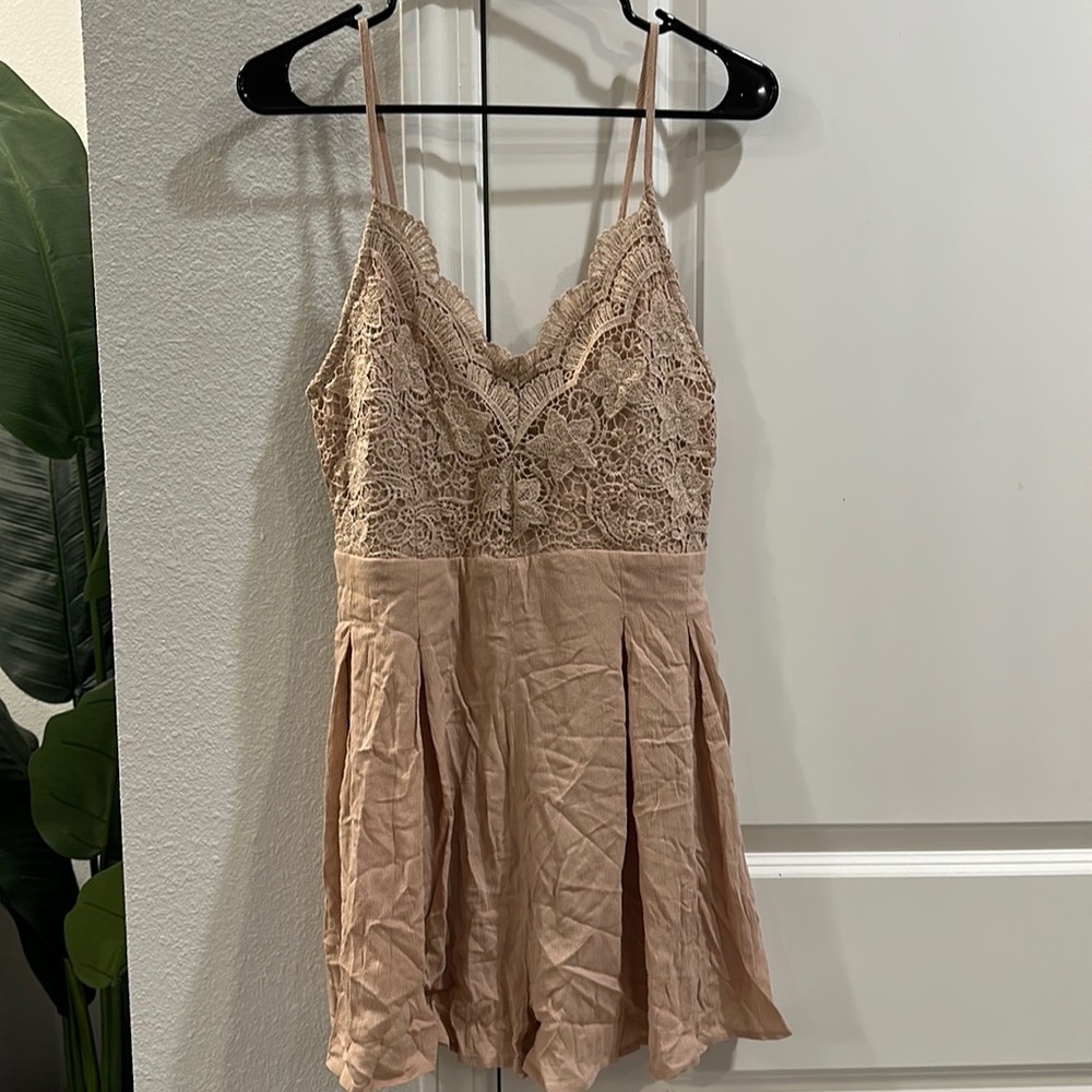 NWT La Miel Romper. Beige/pink. Size Medium. Never worn. Has Pockets.